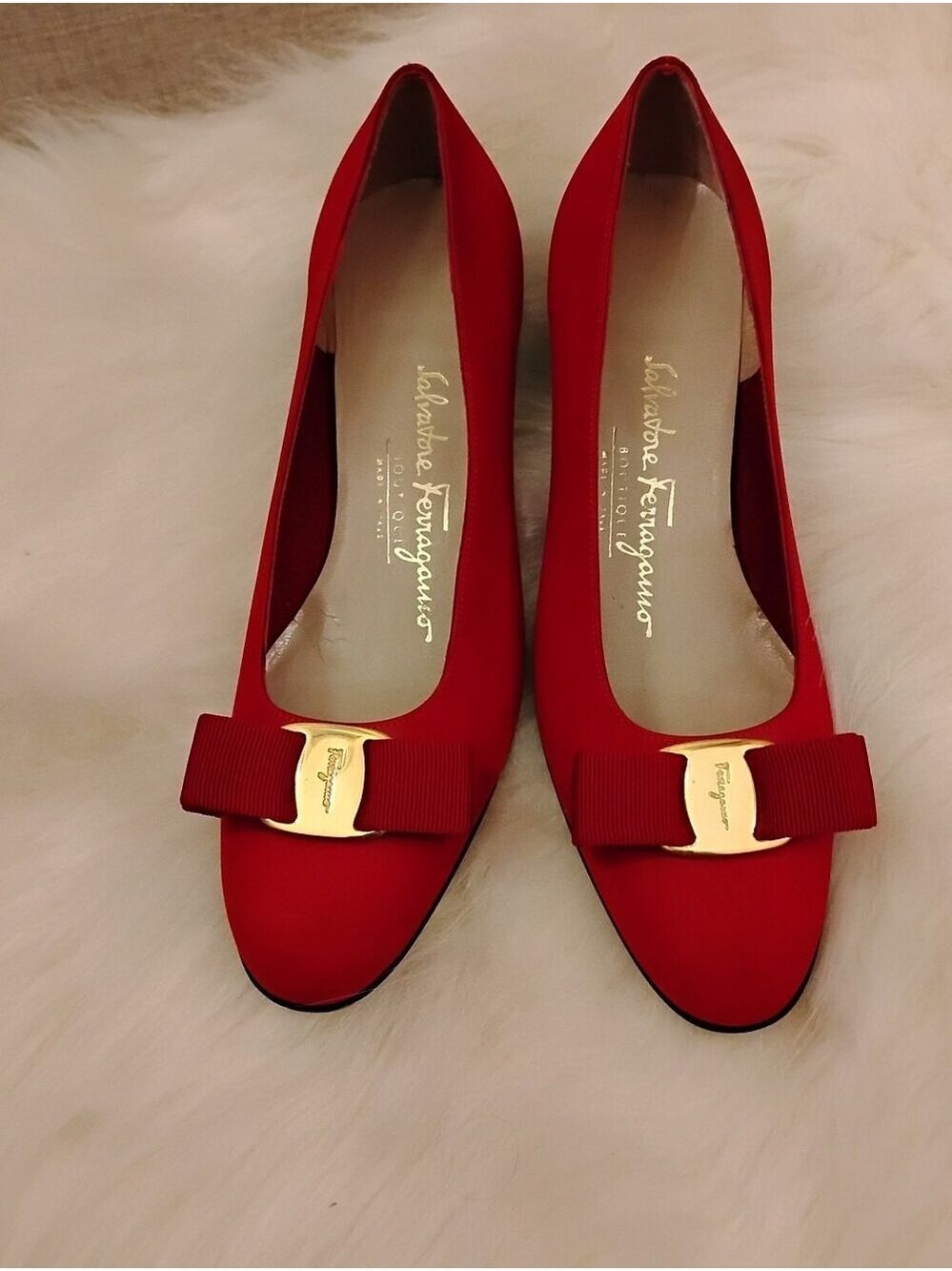 Authentic Vintage Salvatore Ferragamo Vara pumps in red. Size 7 - Picture 2 of 9